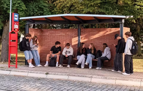 mladí na zastávce